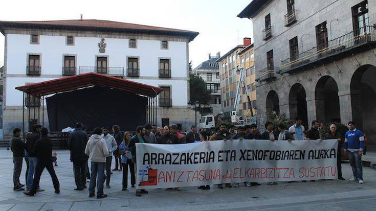 Arrazakeria eta xenofobia gaitzesteko elkarretaratzea egin dute dozenaka lagunek