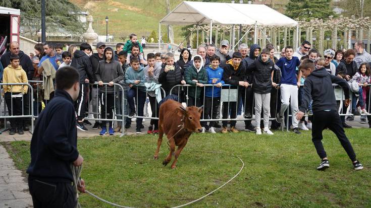 Bi urteko etenaren ostean, jai giroan eta pozez hasi dituzte Loiolako festak