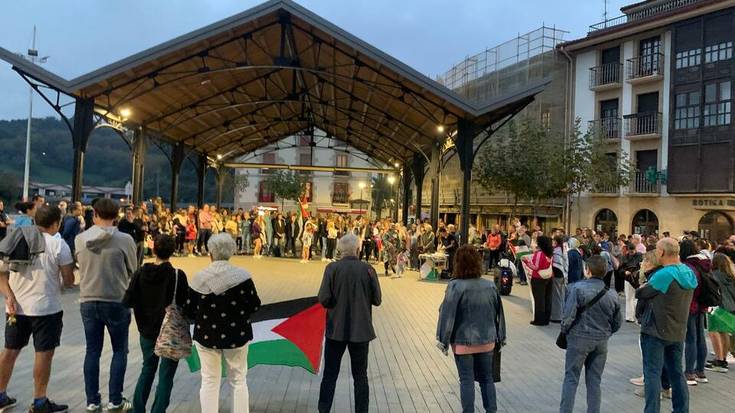 Palestinaren aurkako genozidioa salatu dute Herriko Plazatik