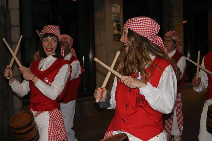 Danbor zalapartarekin, Santa Kutz jaietan murgildu dira zestoarrak
