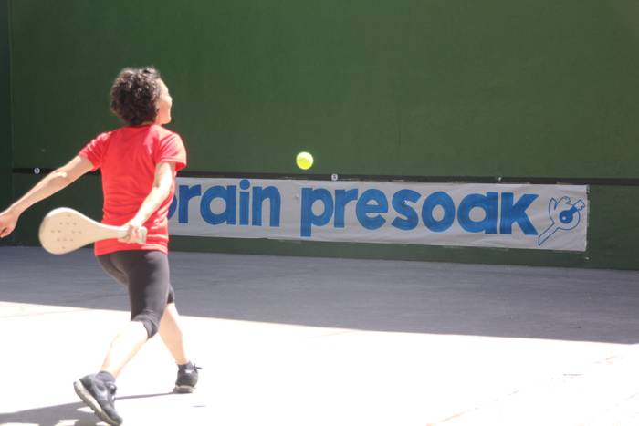 IRUDIETAN: Aldarria eta kirola Zarautzen, presoen aldeko pala txapelketan