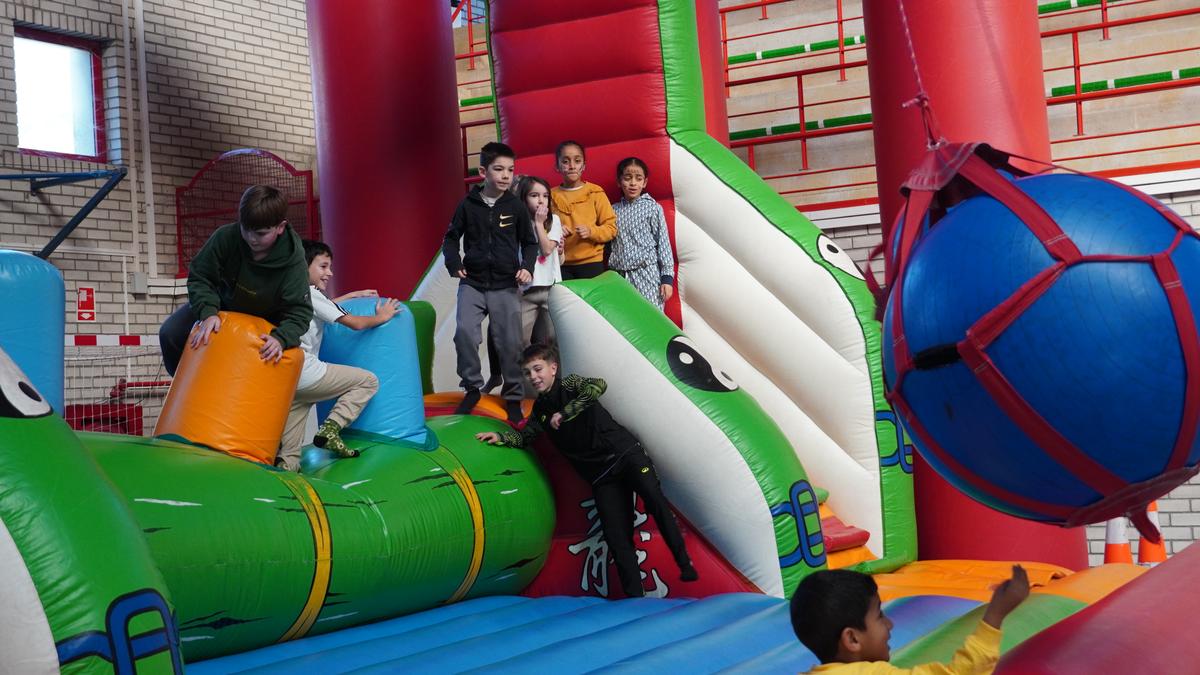 Erruz gozatzen ari dira haurrak Gabon parkean