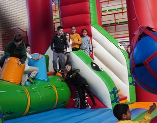 Erruz gozatzen ari dira haurrak Gabon parkean