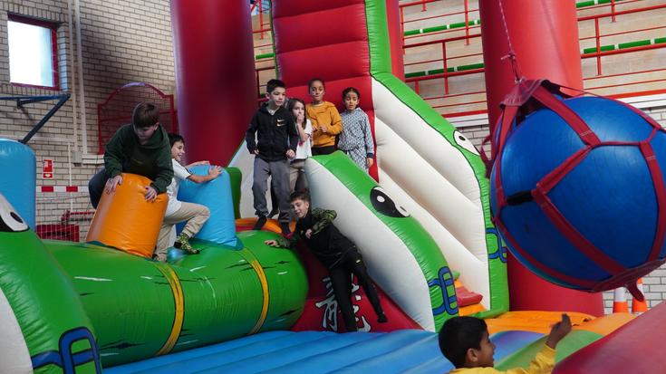 Erruz gozatzen ari dira haurrak Gabon parkean