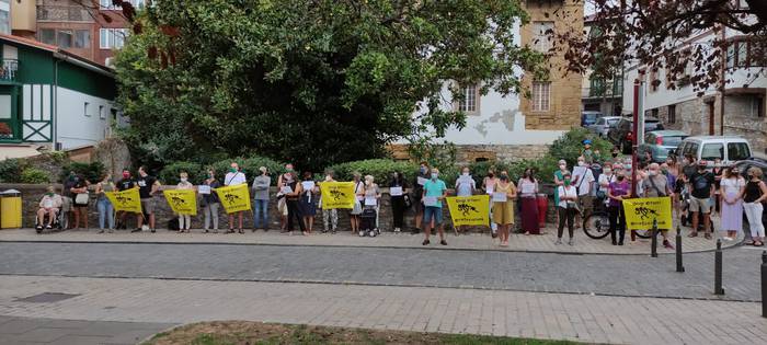 Moriako kanpamenduetako egoera salatu dute