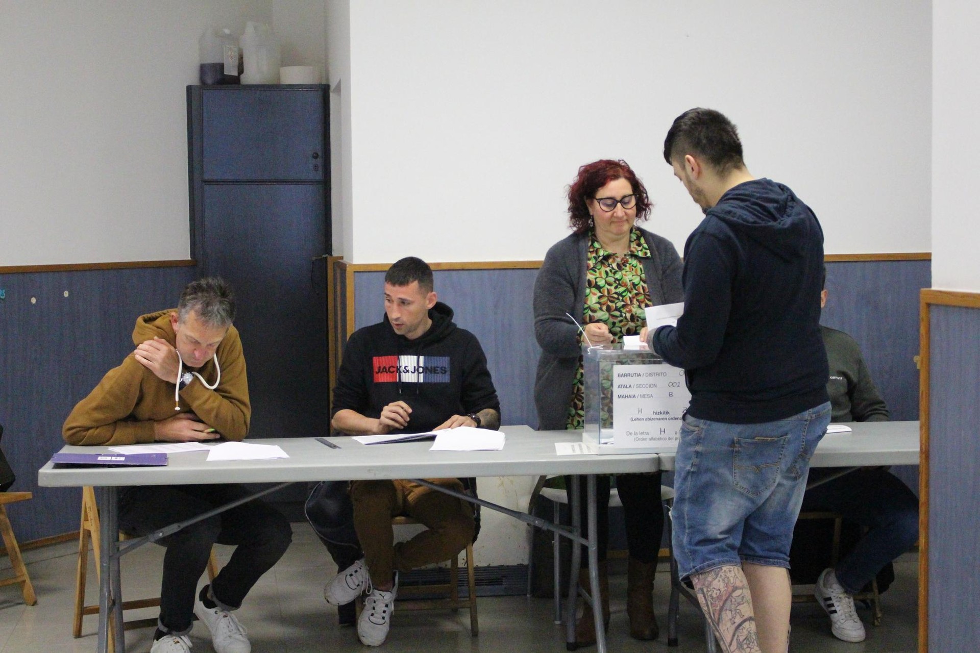 Botoa ematera deitutako herritarren %49,46 igaro dira hauteslekuetatik 18:00etara artean