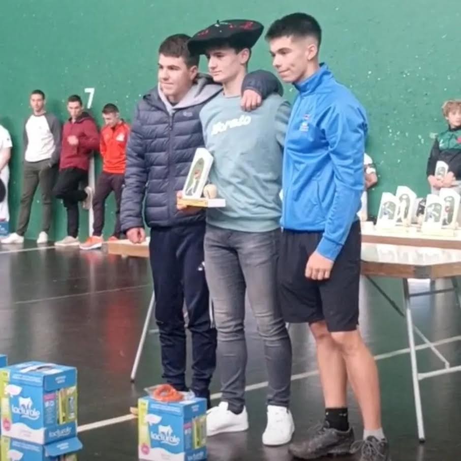 Zizur Nagusiko lau eta erdiko txapelketa irabazi du Julen Etxanizek