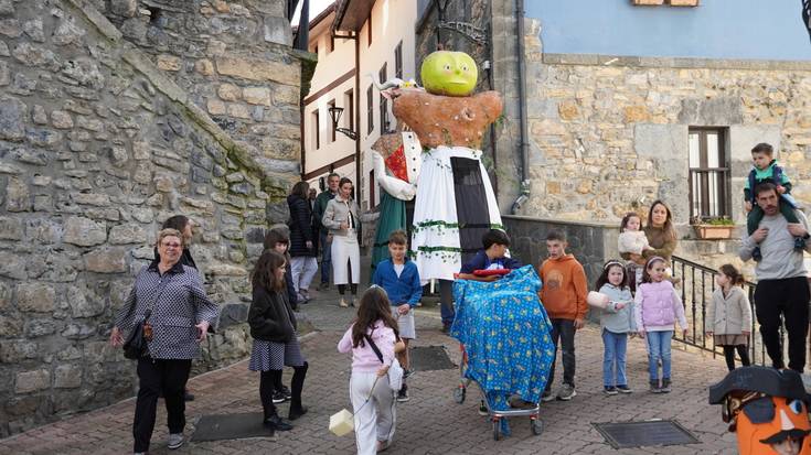 Erraldoiak kalera aterata ospatu dute San Martin eguna Errezilen