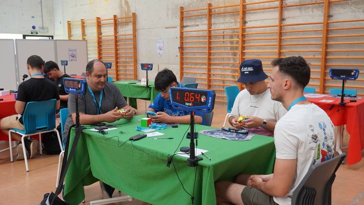 Rubiken kuboarekin dituzten abileziak erakusten ari dira 40 bat partaide Izarraizpe Open txapelketan