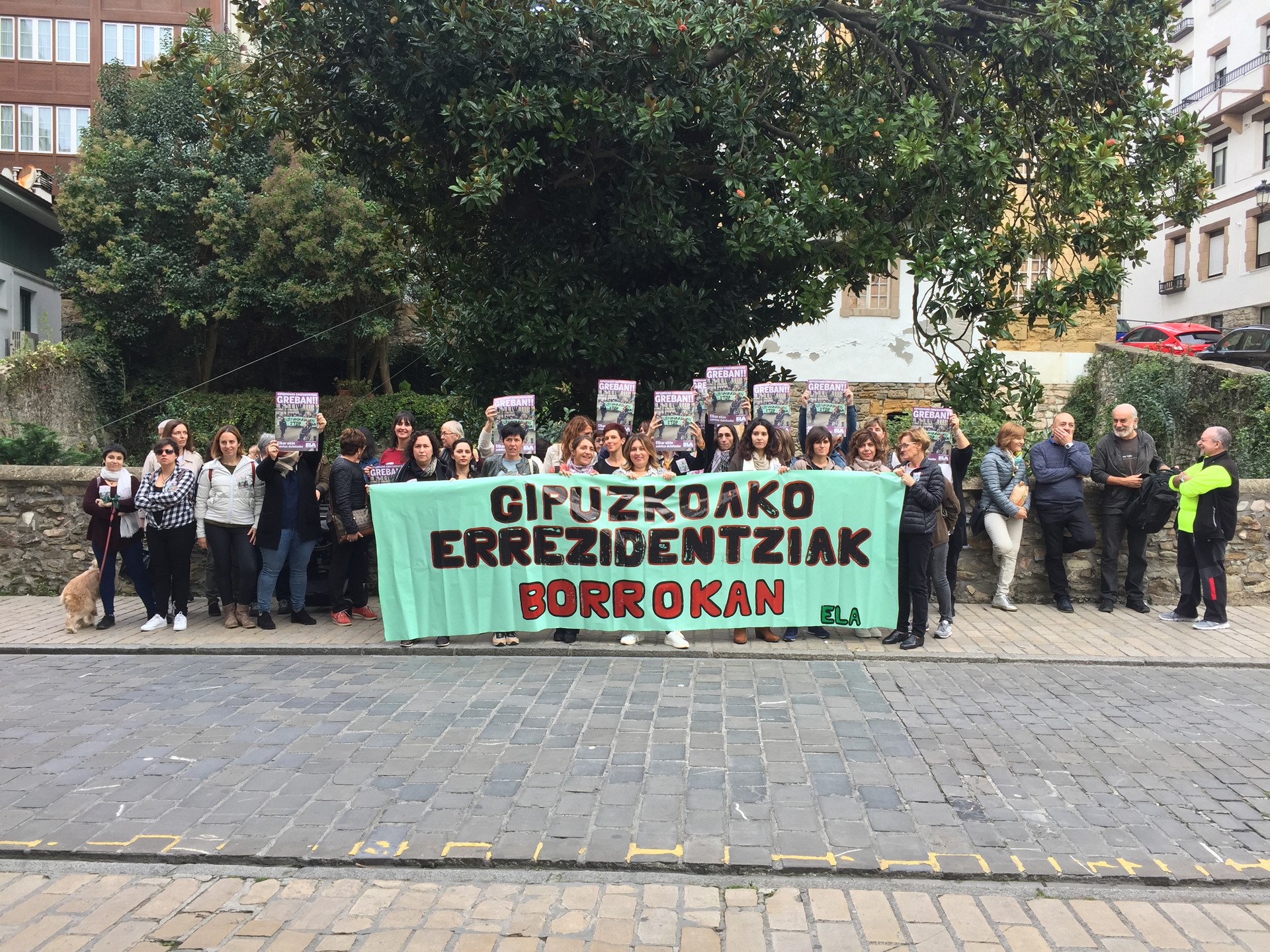 Adinekoen egoitzetako lan hitzarmena berritzea eskatzeko greban dira langileak