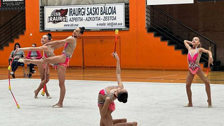 Azpeitiko kiroldegian jokatu dute Gipuzkoako Gimnastika Erritmiko Txapelketa