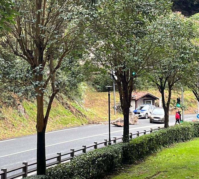 Harkaitz zati handia erori da errepidera Anibarko Portuan