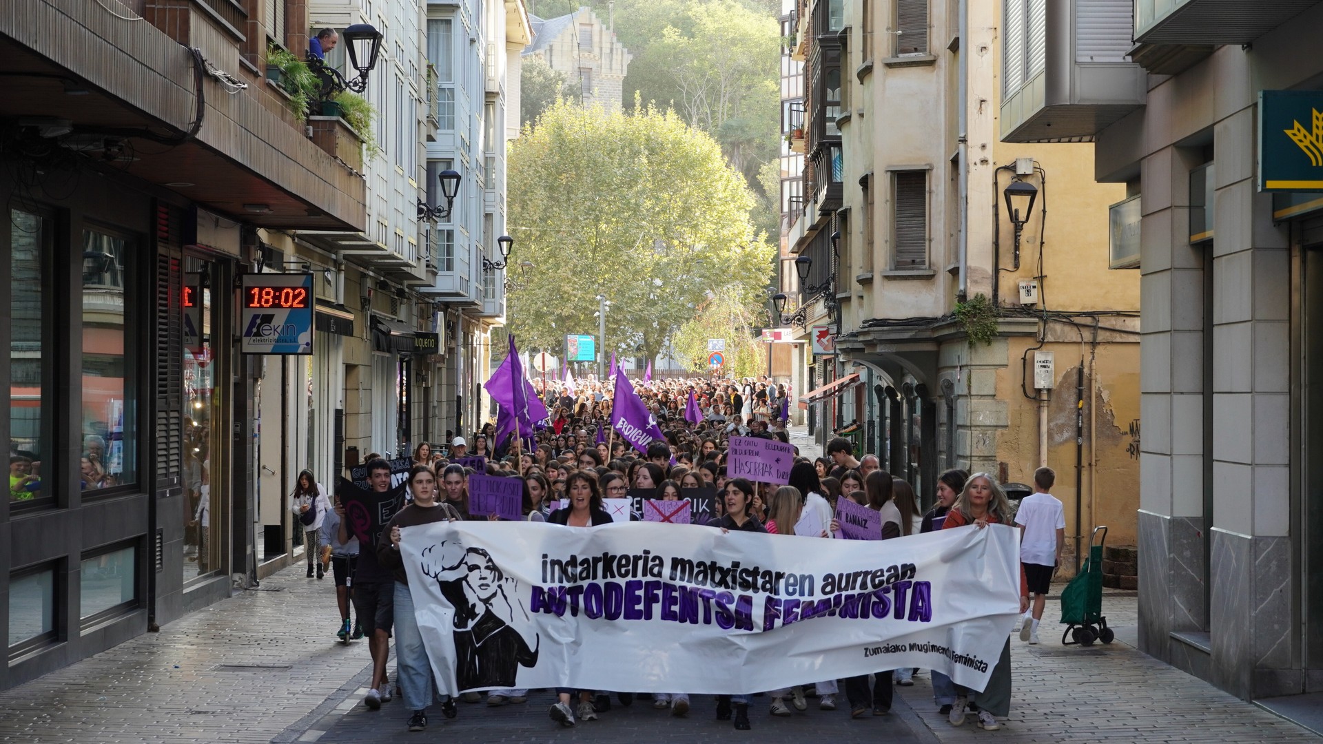 Ehunka pertsona mobilizatu dira larunbateko erasoa gaitzesteko eta biktimari elkartasuna adierazteko