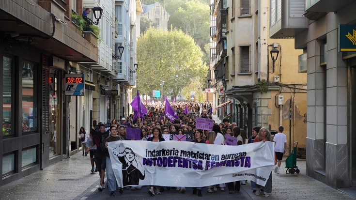 Ehunka pertsona mobilizatu dira larunbateko erasoa gaitzesteko eta biktimari elkartasuna adierazteko