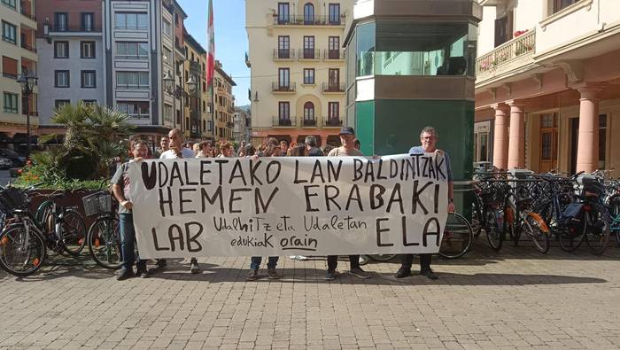Zarauzko udal langileek bat egin dute ELAk eta LABek udaletxeetan gaur eguerdirako deitutako lanuztearekin