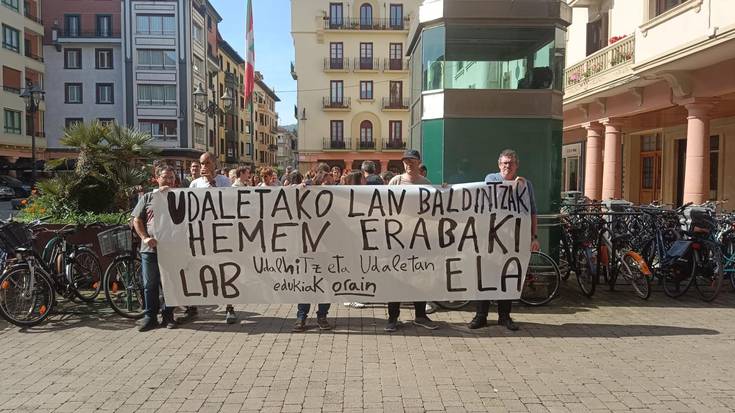 Zarauzko udal langileek bat egin dute ELAk eta LABek udaletxeetan gaur eguerdirako deitutako lanuztearekin