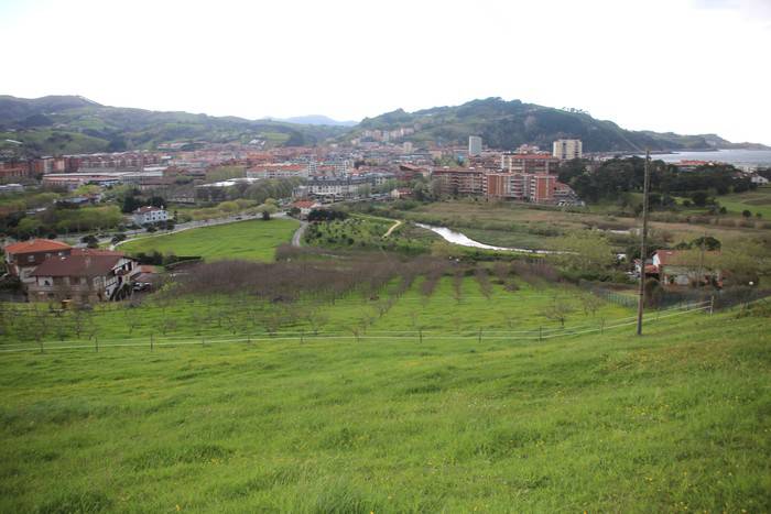 EH Bildu eta Irabazi Zarautz: "Jaurlaritzak dio surfcamp-a ezin dela Talaimendi magalean eraiki"