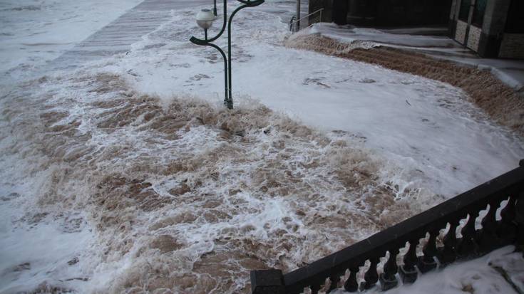 Irudietan: Olatuek kostaldea astindu dute 