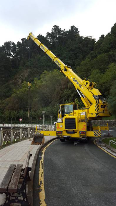 Getaria eta Zarautz arteko errepideko horman mantentze lanak egiten ari dira