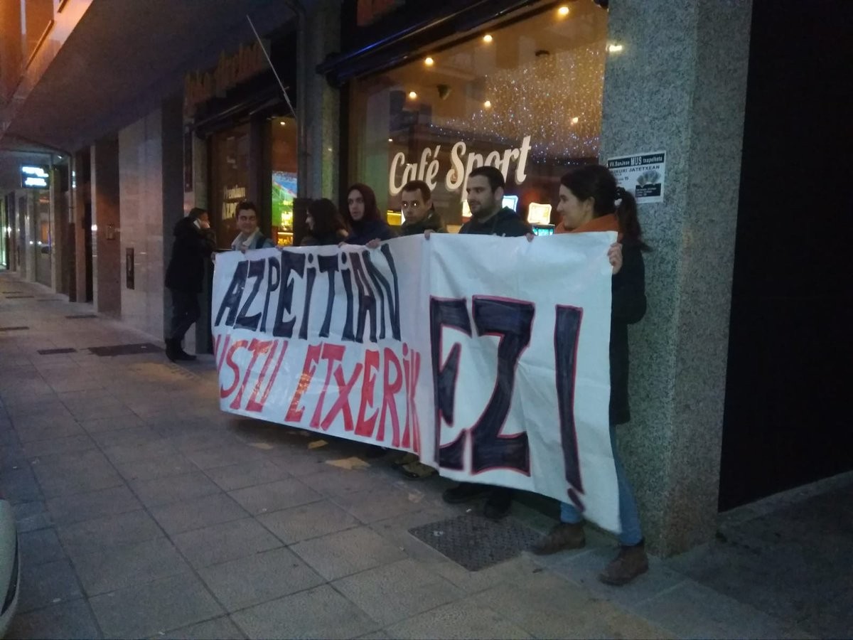 Apustu etxearen aurrean protestan, bederatzi ostegunez jarraian