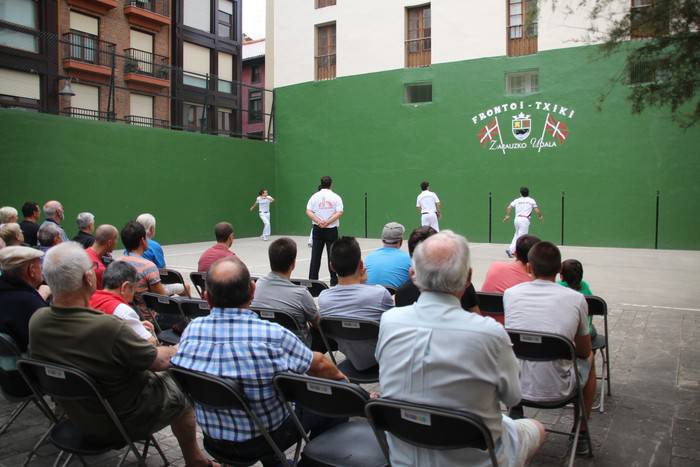 Gaur abiatuko dute LIV. Patxi Zaporraren Oroimenezko pilota txapelketa, Zarautzen