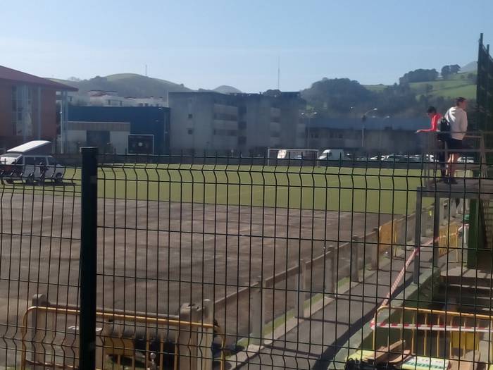 Aita Mari futbol zelaiko belarra aldatzen hasi dira