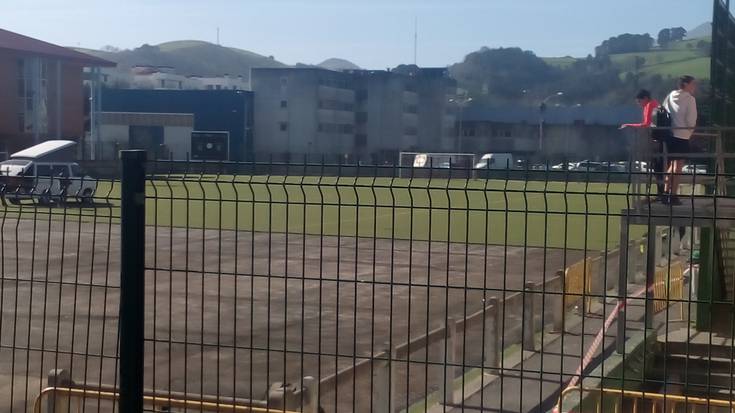 Aita Mari futbol zelaiko belarra aldatzen hasi dira