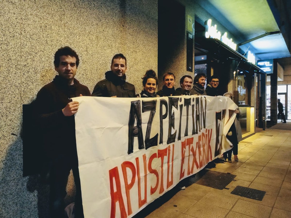 Zazpigarren ostegunez jarraian, apustu etxearen aurrean