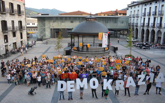 Kataluniarentzat eta Euskal Herriarentzat demokrazia eskatzeko bilkura jendetsua plazan