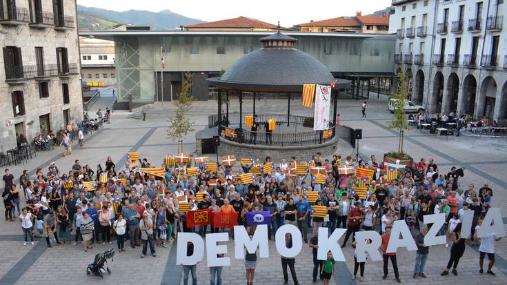 Kataluniarentzat eta Euskal Herriarentzat demokrazia eskatzeko bilkura jendetsua plazan