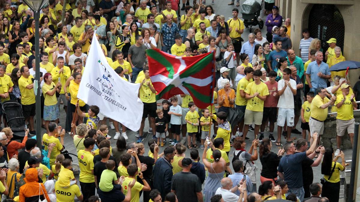 Arraunlariei harrera berezia egingo diete iluntzean