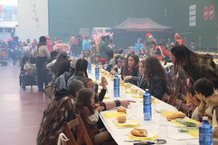 Asteazken honetan jarriko dituzte salgai Inauterietako herri bazkariko txartelak