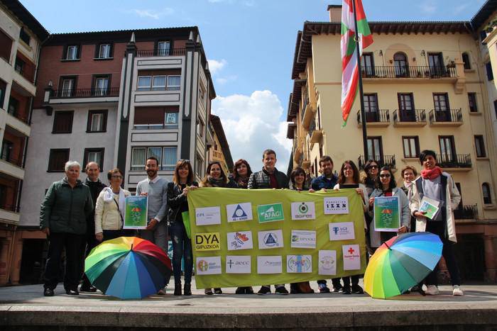 Osasun gida sortu dute Zarautzen, elkarteen zerbitzuen berri emateko