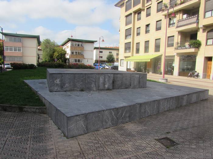 Oteizaren 'Mi siesta' eskultura jada ez dago Foruen kaleko plazatxoan