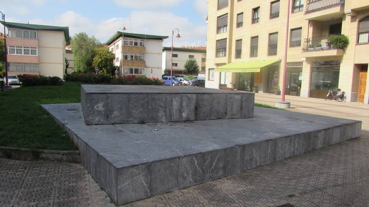 Oteizaren 'Mi siesta' eskultura jada ez dago Foruen kaleko plazatxoan