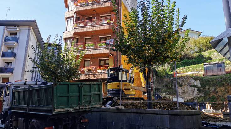 Hasi dira Done Jakue kaleko udal sustapeneko etxebizitzak eraikitzeko obrekin