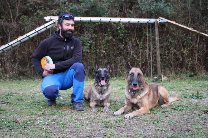 "Txakurrak umeak bezala hezten ditugu; hori da arazoa"