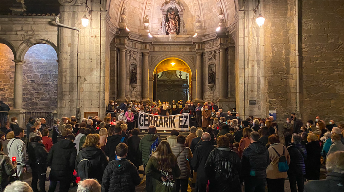 Gerrari uko egiteko eskatu dute dozenaka herritarrek