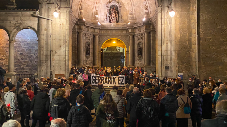 Gerrari uko egiteko eskatu dute dozenaka herritarrek