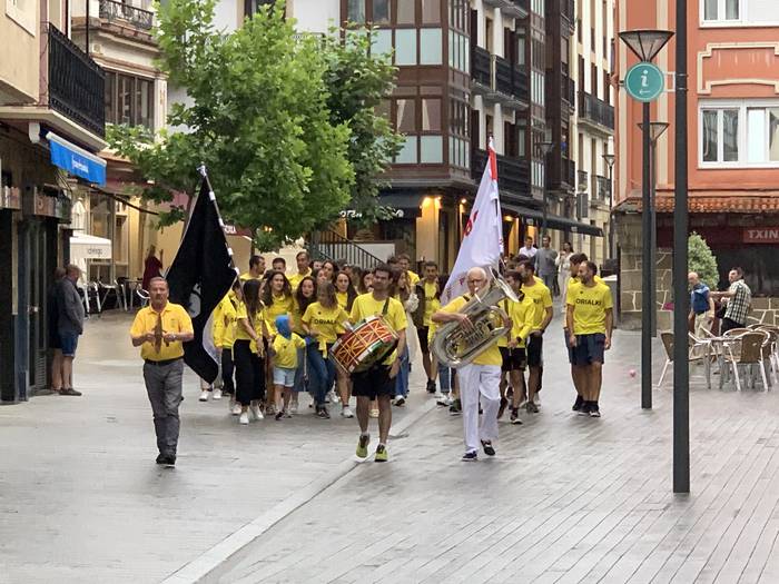 Arraunlariei harrera beroa egin diete Orion