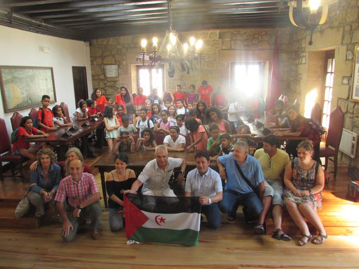 Harrera egin diete Saharako haurrei