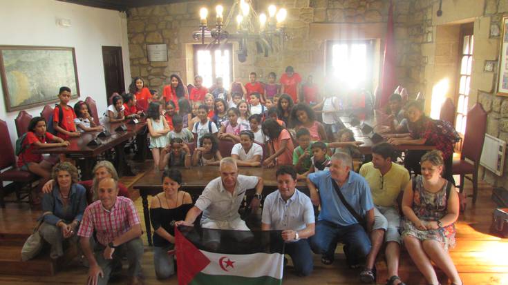 Harrera egin diete Saharako haurrei