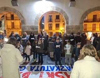 Irudimen eta kantu artean salatu dute aiarrek indarkeria matxista