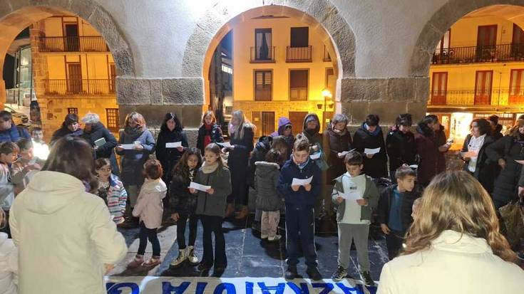 Irudimen eta kantu artean salatu dute aiarrek indarkeria matxista