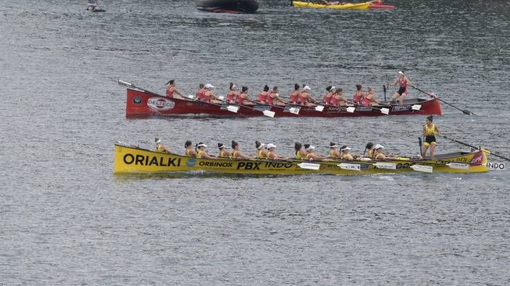 Ohorezko txandan ariko dira emakumezkoen traineruak Kontxako bigarren jardunaldian