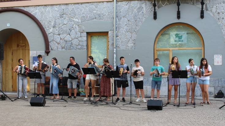 Beroa bero, kalea girotu dute Juan Antxieta musika eskolako trikitilariek