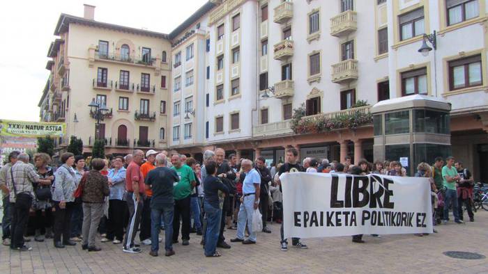 Zarauztar ugarik protestatu du epaiketa politikoen aurka