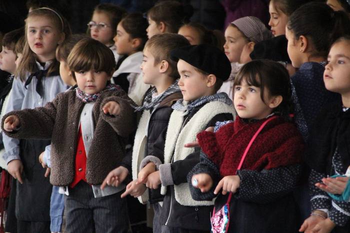 Gabon kanta berriei oleska