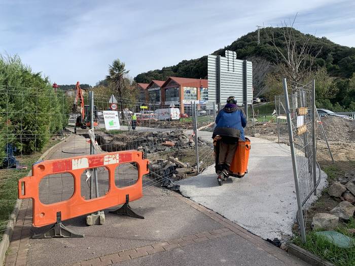 Martxan jarraitzen dute Zubaundian argindar kableak sartzeko lanek