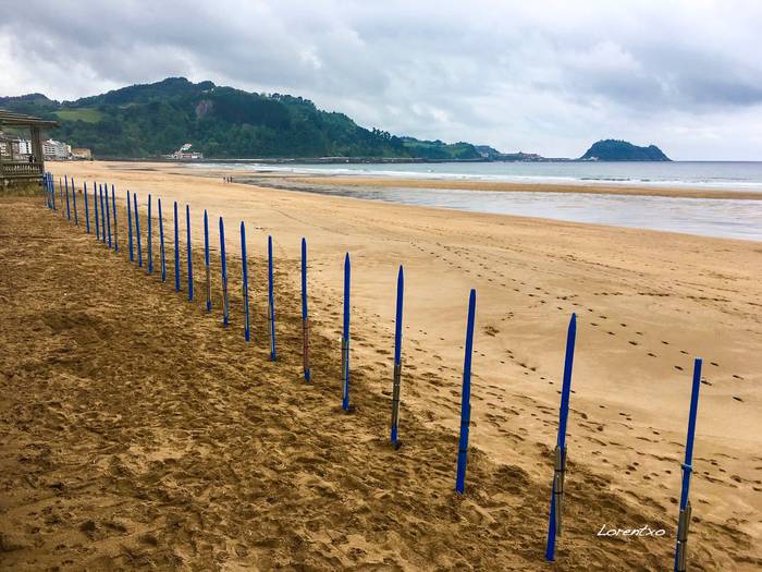 Toldoak jartzeko zutabeak prest daude Zarauzko hondartzan